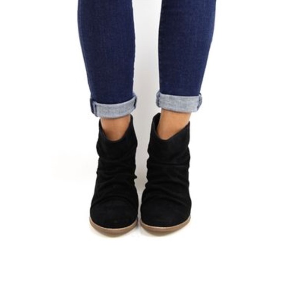 Black Genuine Leather Ruched Front Ankle Boot - Picture 4 of 5